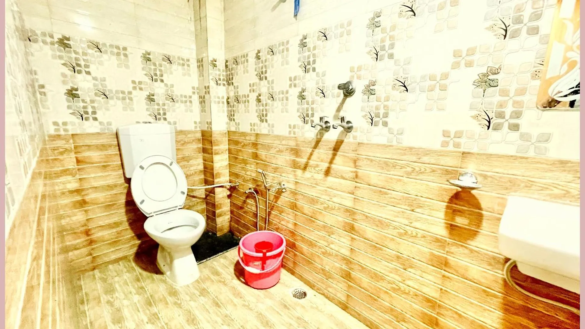 Vns Hotel Dev V - Villa Near Kashi Vishwanath Temple - Fully Air Conditioned Room - Best Hotel In Varanasi