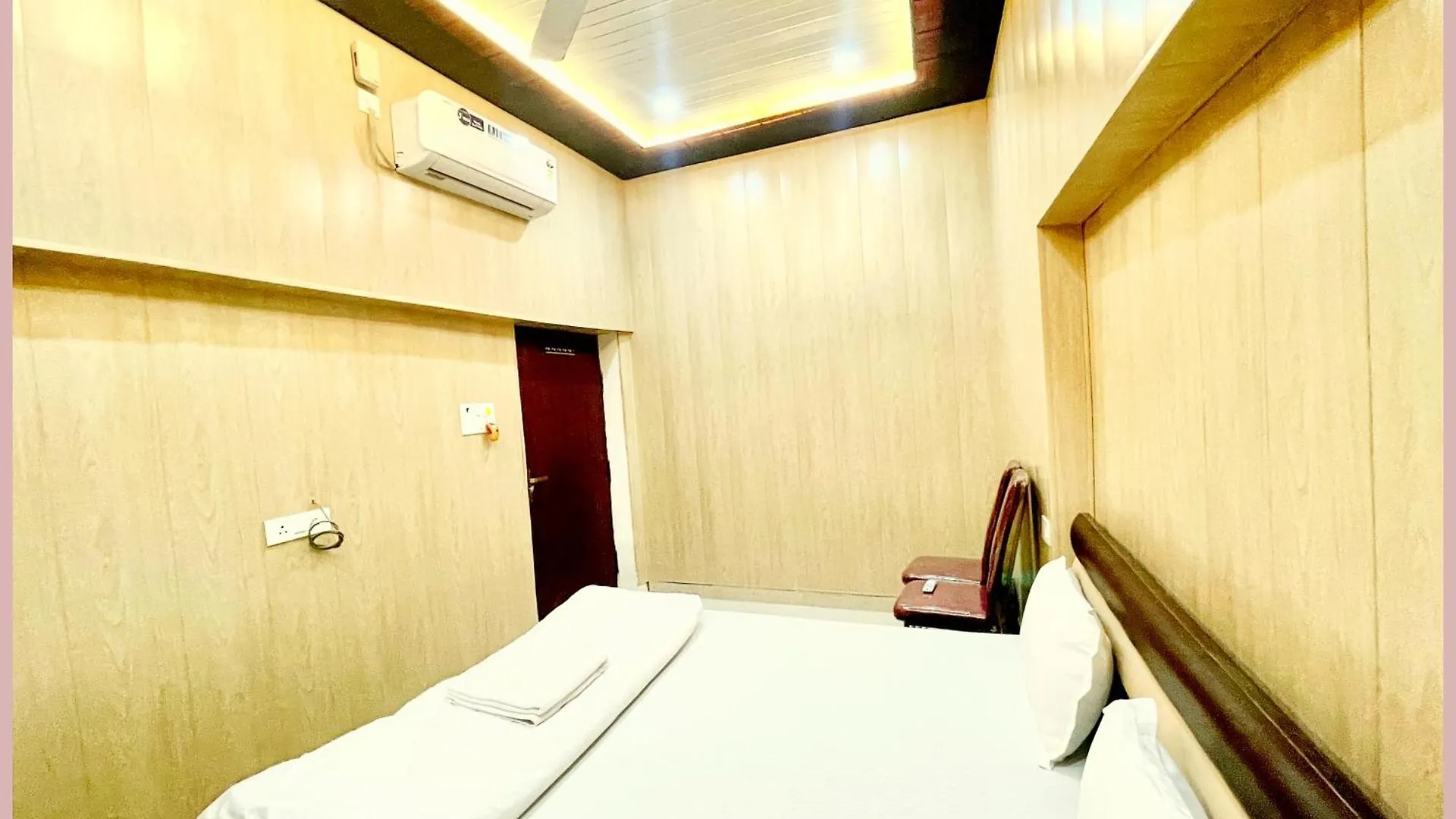 Vns Hotel Dev V - Villa Near Kashi Vishwanath Temple - Fully Air Conditioned Room - Best Hotel In Varanasi