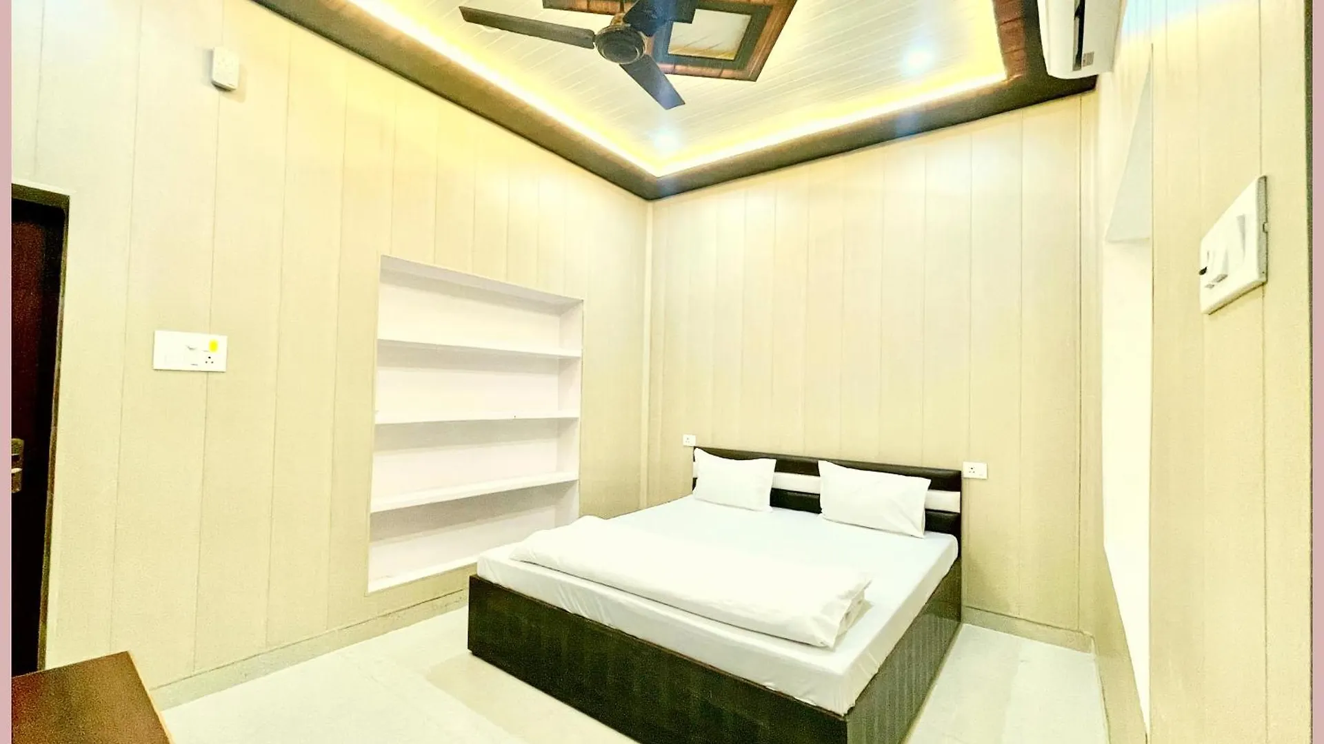 Vns Hotel Dev V - Villa Near Kashi Vishwanath Temple - Fully Air Conditioned Room - Best Hotel In Varanasi 4*,  Hindistan