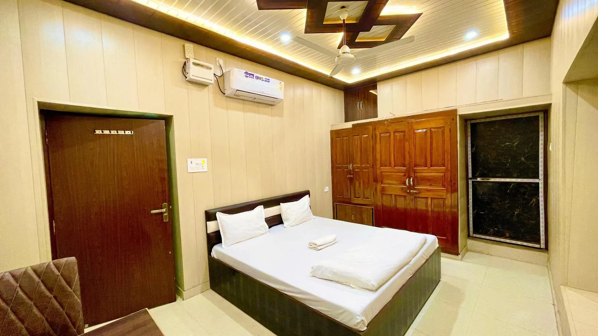 Vns Hotel Dev V - Villa Near Kashi Vishwanath Temple - Fully Air Conditioned Room - Best Hotel In Varanasi